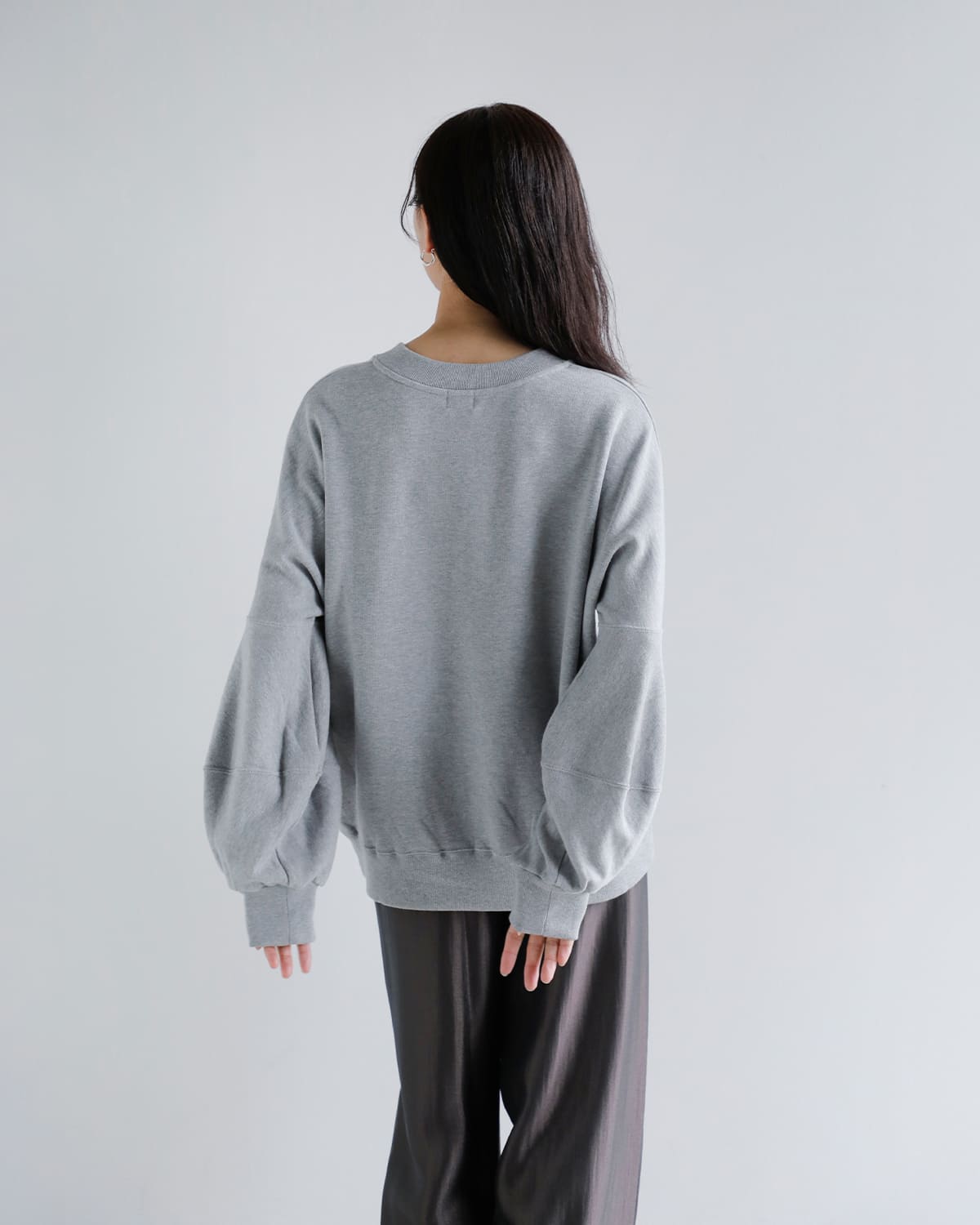 MANOF(マノフ)ボリュームスリーブロゴスウェットシャツ 89105-1072