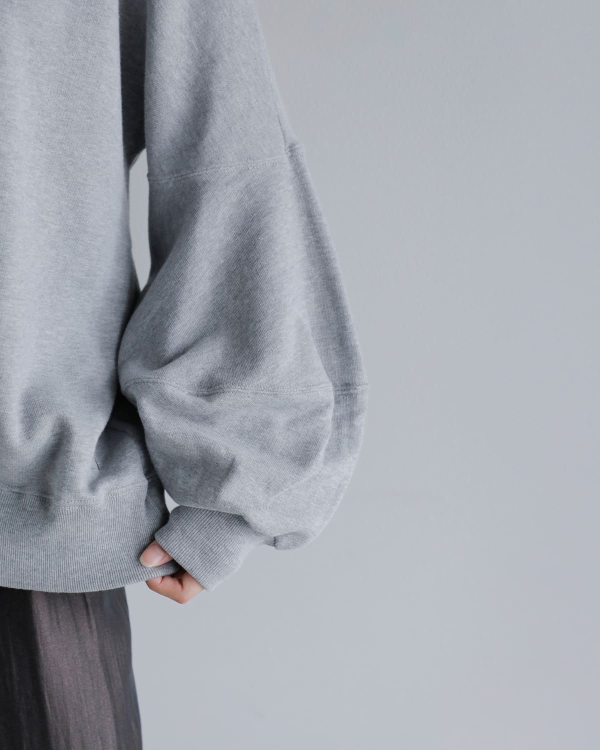 MANOF(マノフ)ボリュームスリーブロゴスウェットシャツ 89105-1072