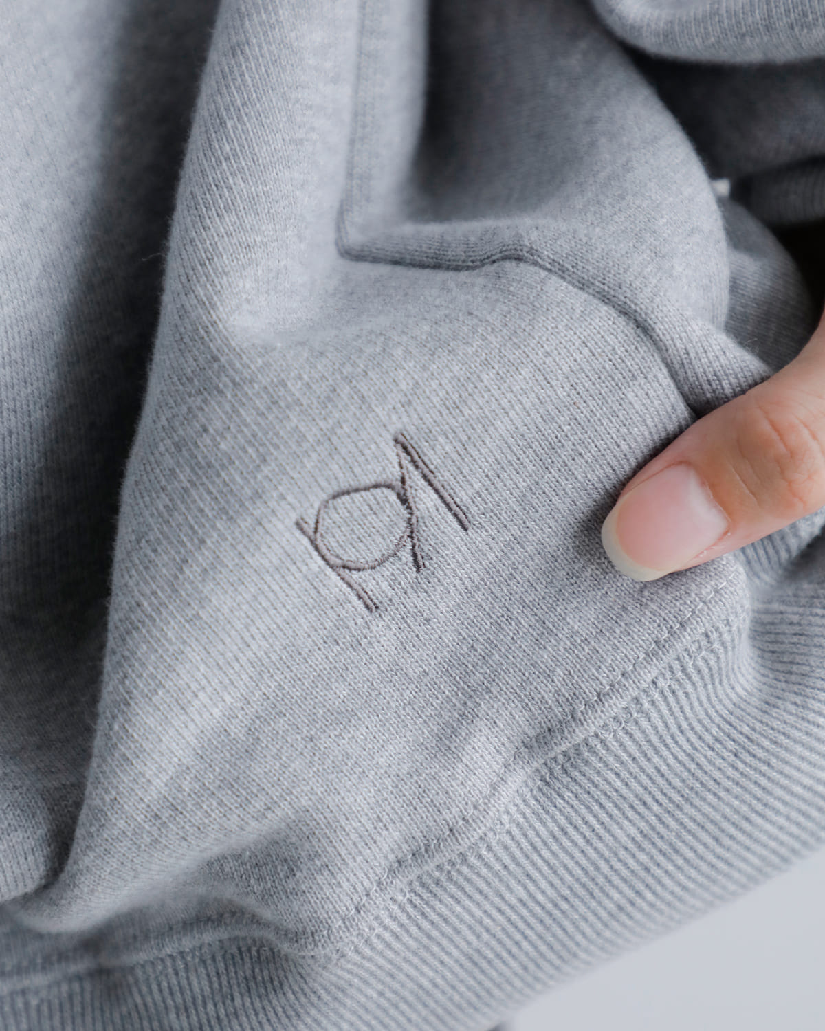 MANOF(マノフ)ボリュームスリーブロゴスウェットシャツ 89105-1072