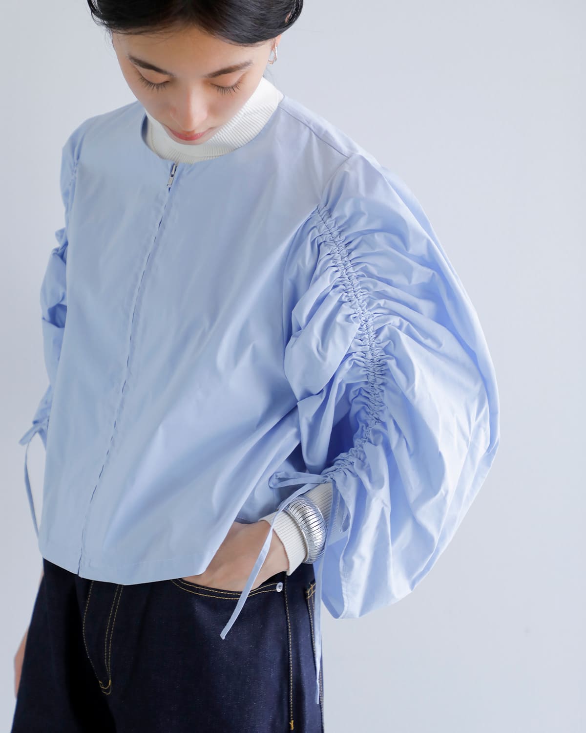 MANOF(マノフ)ドローストリングスリーブブラウス 89122-4132