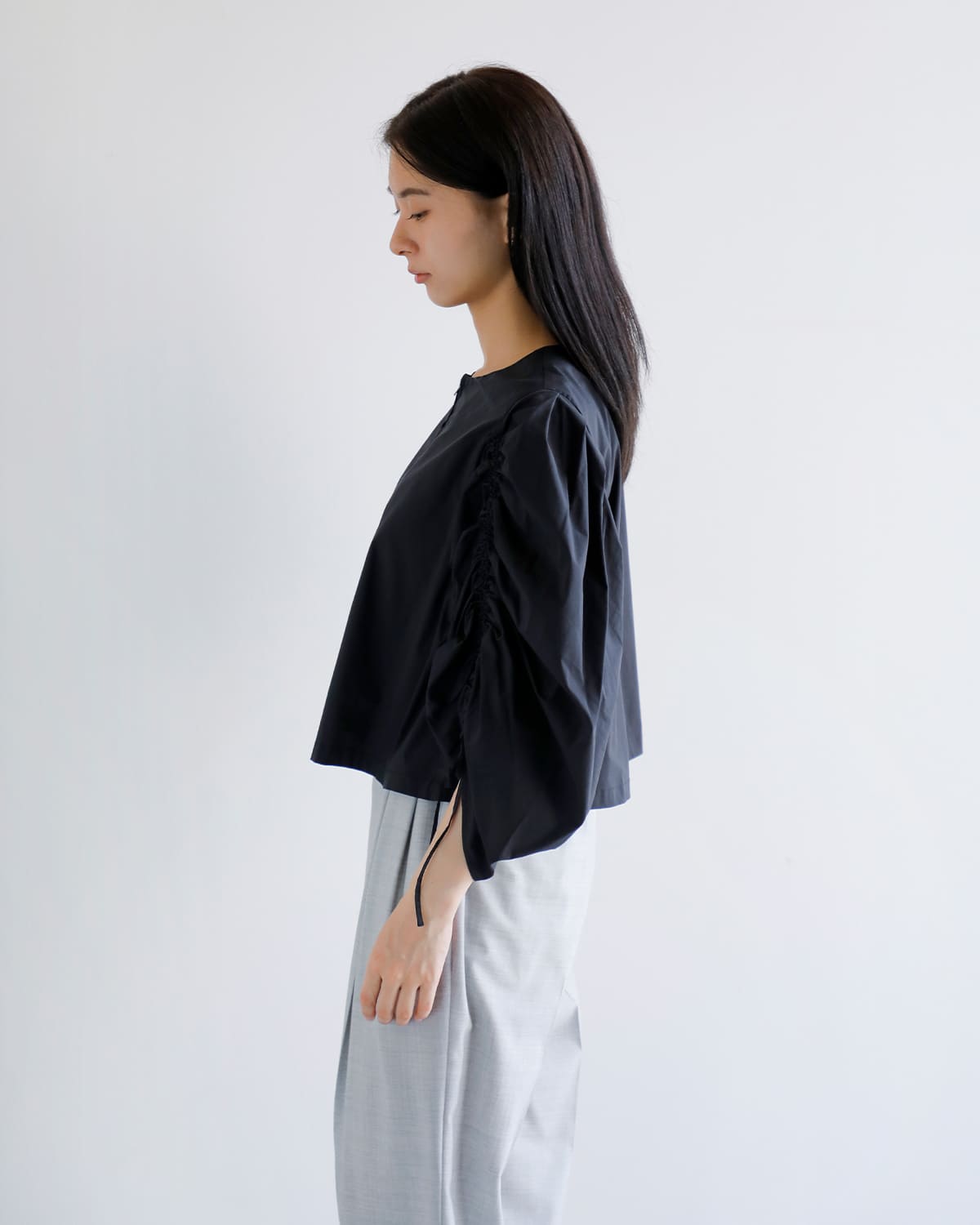 MANOF(マノフ)ドローストリングスリーブブラウス 89122-4132