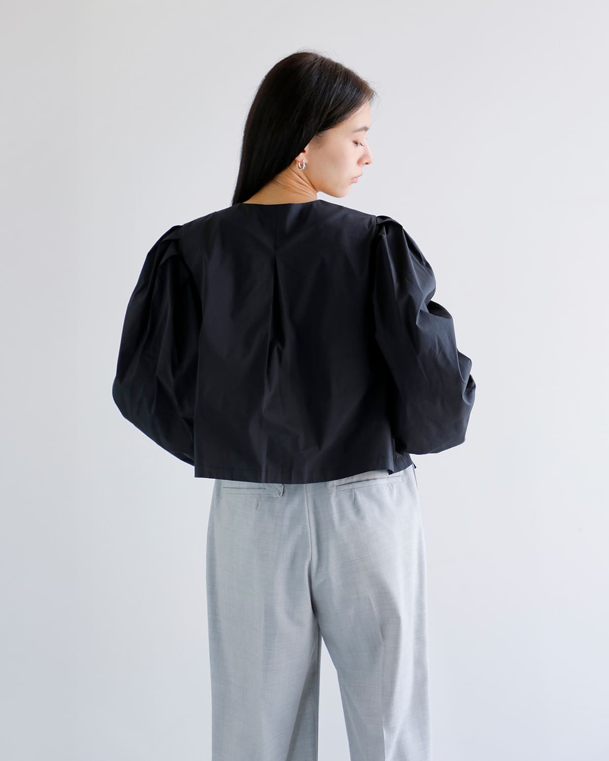 MANOF(マノフ)ドローストリングスリーブブラウス 89122-4132