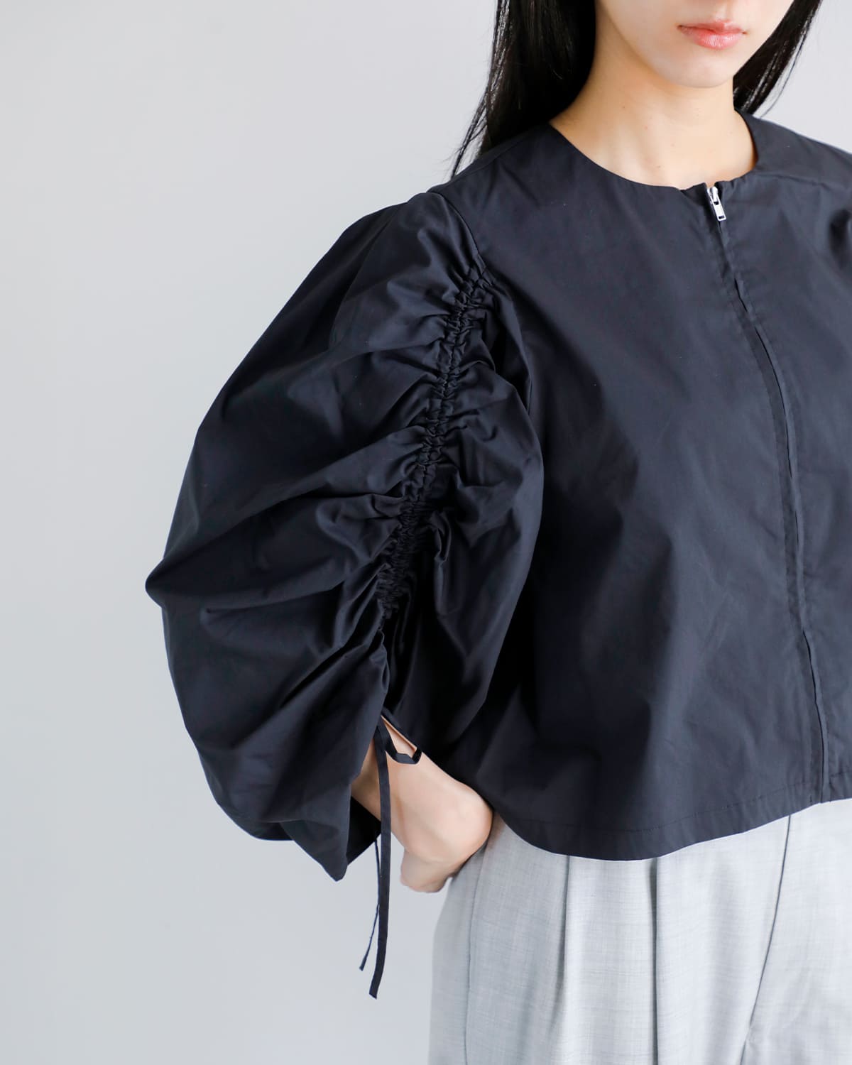 MANOF(マノフ)ドローストリングスリーブブラウス 89122-4132