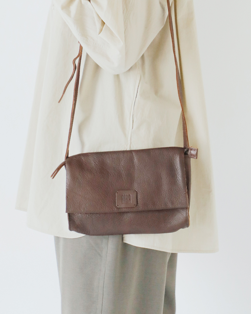 BIBA(ビバ)カウハイドレザークロスフラップバッグ“CHESTERTB”cet3l