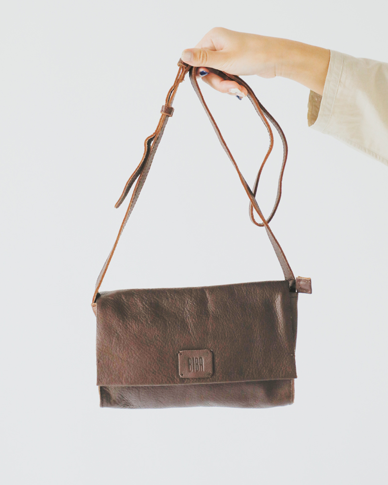 BIBA(ビバ)カウハイドレザークロスフラップバッグ“CHESTERTB”cet3l
