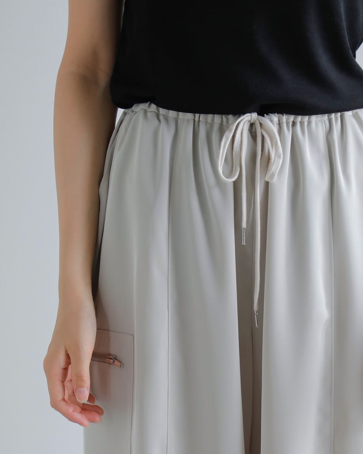 Hella(ヘラ)ドローストリンググロスパンツ “DRAWSTRING GLOSS PANTS” h253-32