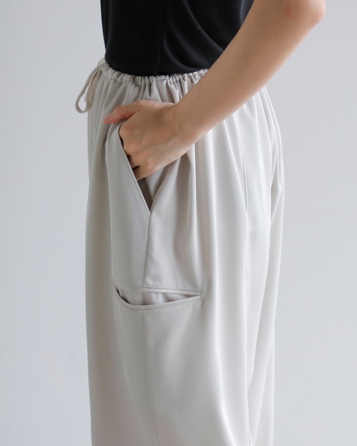 Hella(ヘラ)ドローストリンググロスパンツ “DRAWSTRING GLOSS PANTS” h253-32