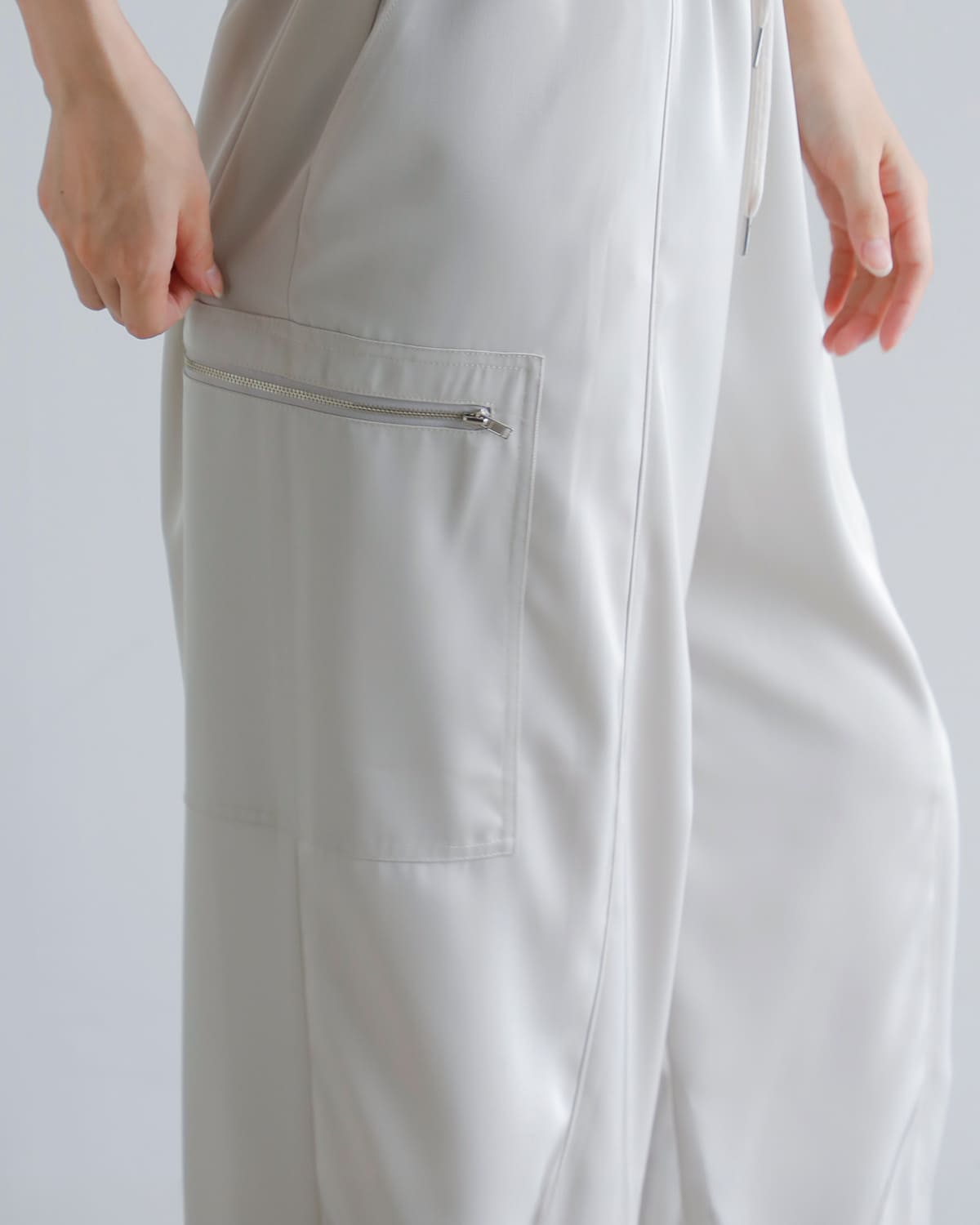 Hella(ヘラ)ドローストリンググロスパンツ “DRAWSTRING GLOSS PANTS” h253-32