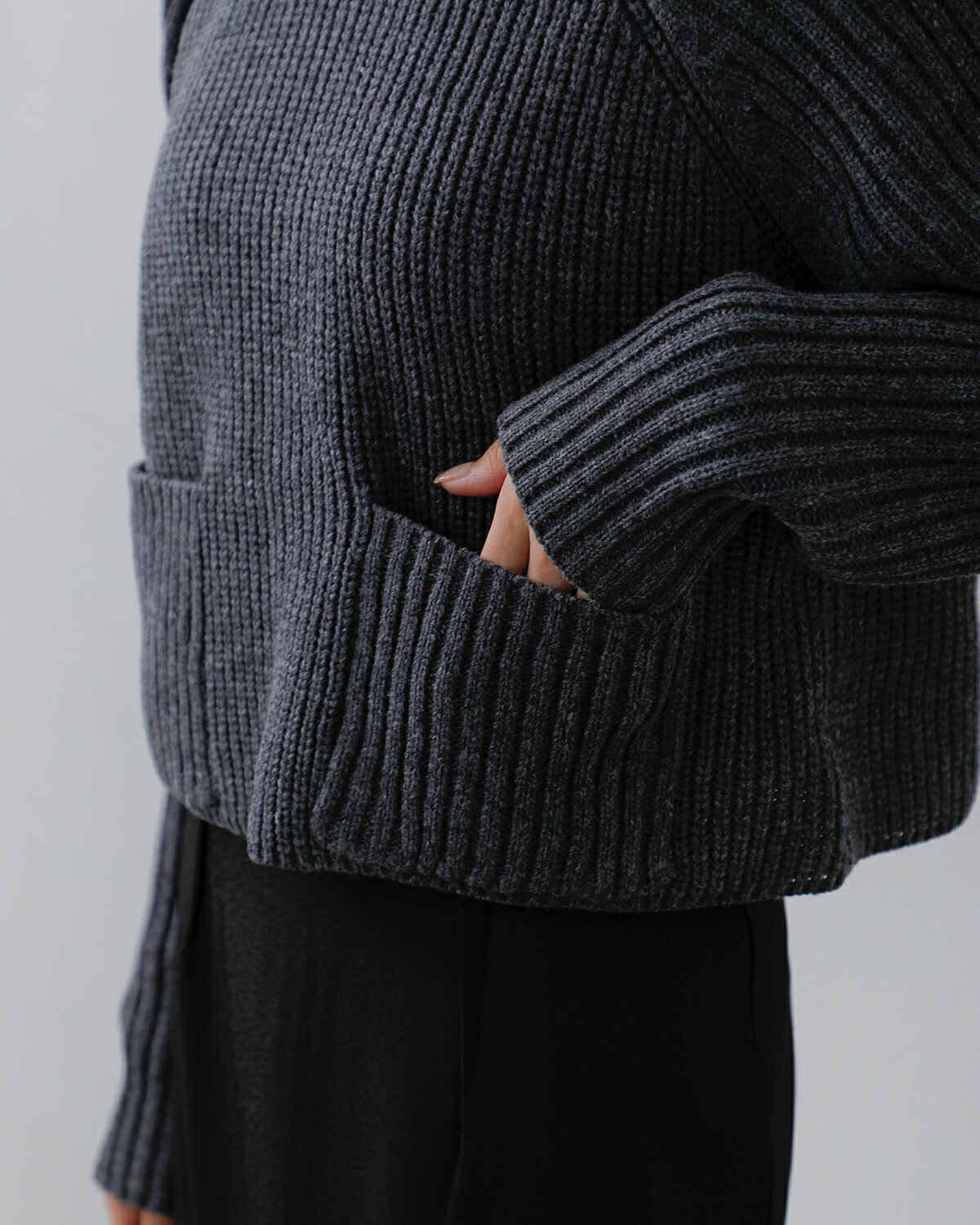 Hella(ヘラ)クロップドリブ編みニットプルオーバー “CROPPED KNIT PULLOVER” h253-93