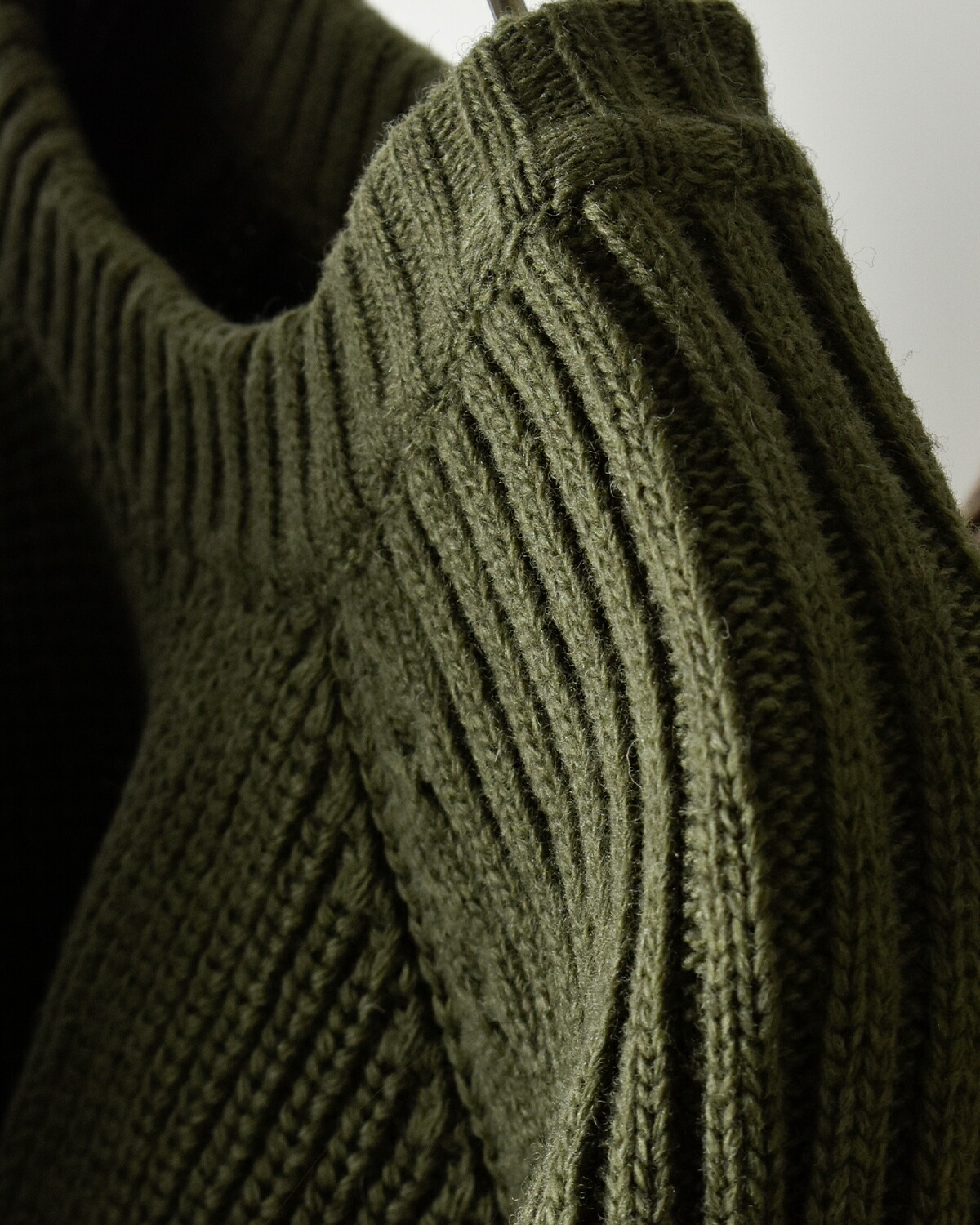 Hella(ヘラ)クロップドリブ編みニットプルオーバー “CROPPED KNIT PULLOVER” h253-93