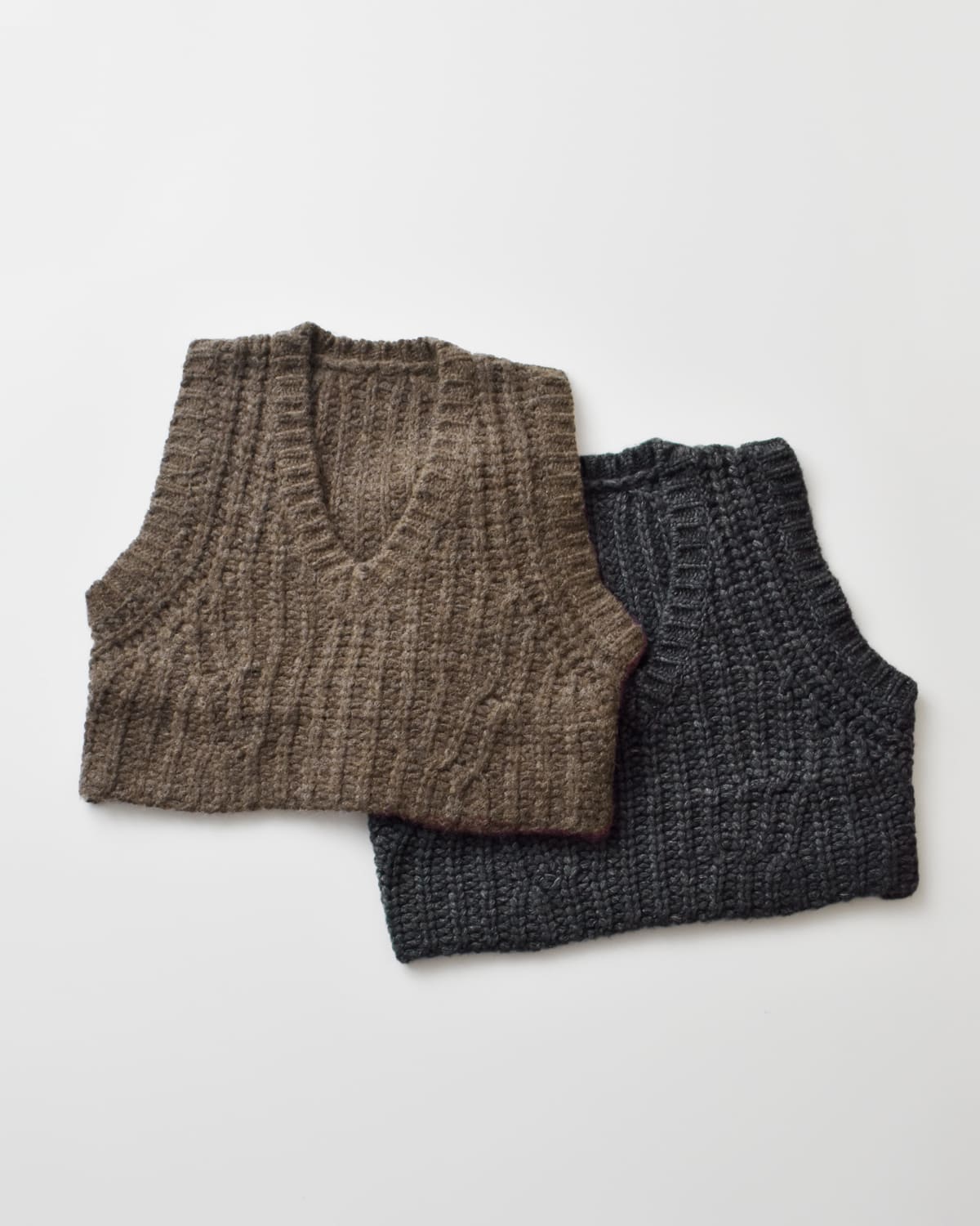 Hella(ヘラ)ローゲージ編みショートベスト “LOW GAUGE SHORT VEST” h253-94