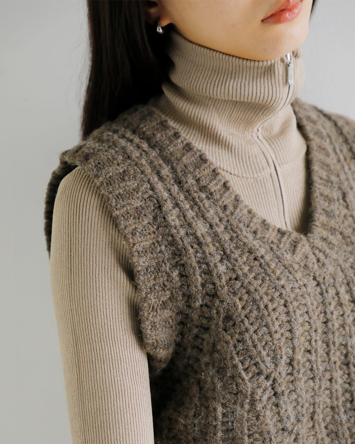 Hella(ヘラ)ローゲージ編みショートベスト “LOW GAUGE SHORT VEST” h253-94