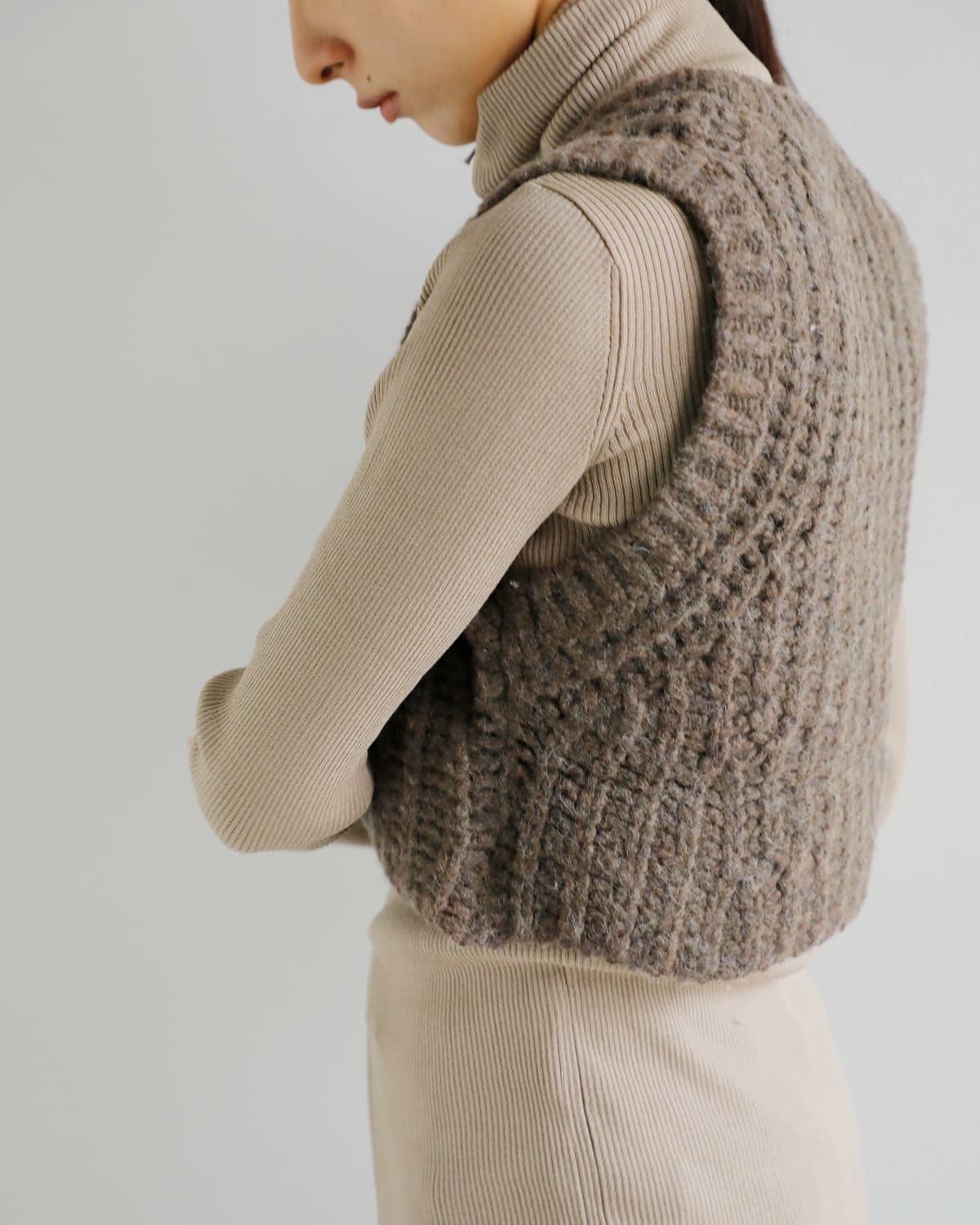 Hella(ヘラ)ローゲージ編みショートベスト “LOW GAUGE SHORT VEST” h253-94