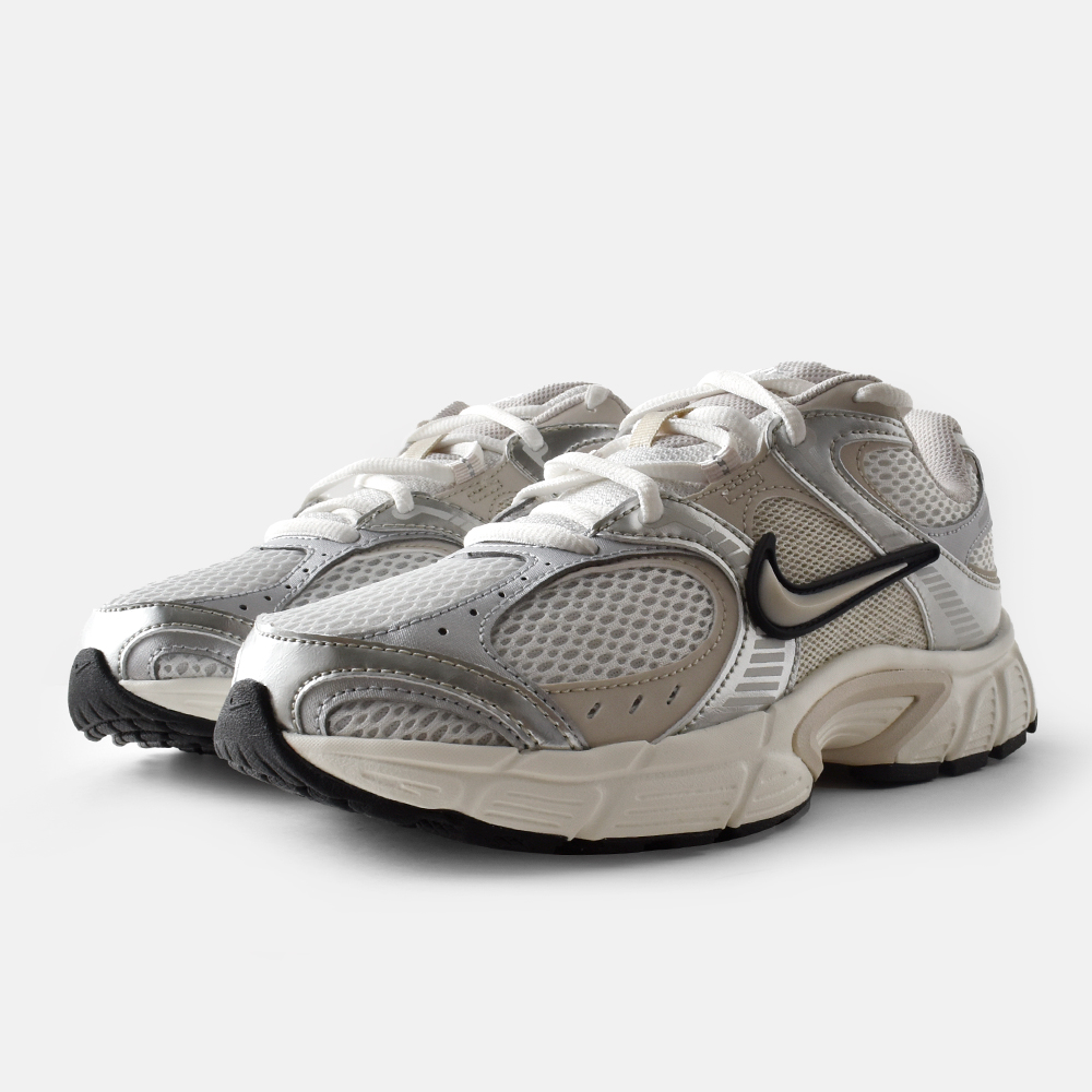 NIKEメッシュ アッパー フォーム ミッドソール ランニング スニーカー hq7901