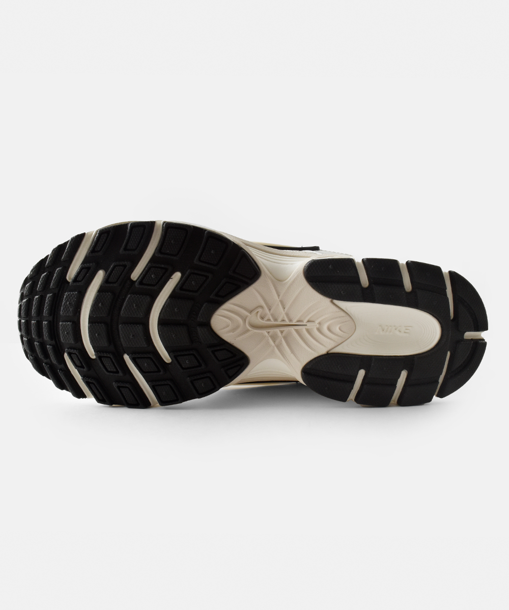 NIKEメッシュ アッパー フォーム ミッドソール ランニング スニーカー hq7901