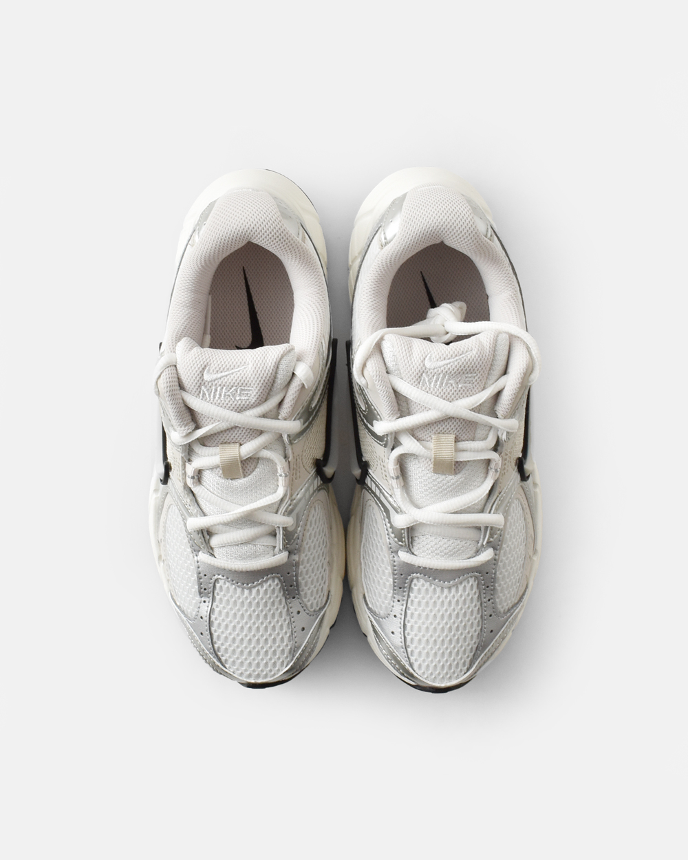 NIKEメッシュ アッパー フォーム ミッドソール ランニング スニーカー hq7901