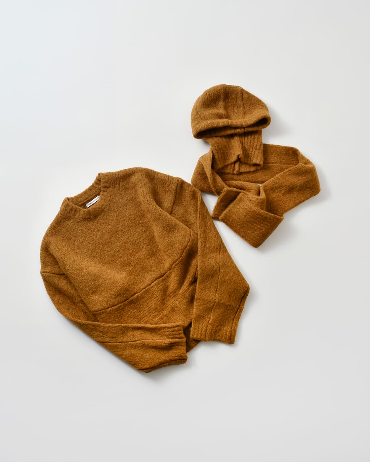 AKANE UTSUNOMIYA(アカネウツノミヤ)ベビーアルパカメリノウールバラクラバマフラー付きニットプルオーバー wao-fk06-1003