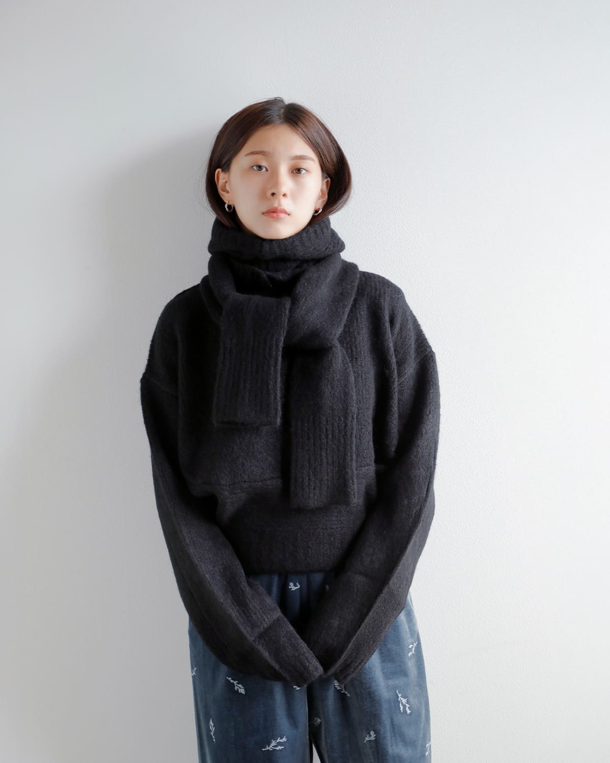 AKANE UTSUNOMIYA(アカネウツノミヤ)ベビーアルパカメリノウールバラクラバマフラー付きニットプルオーバー wao-fk06-1003