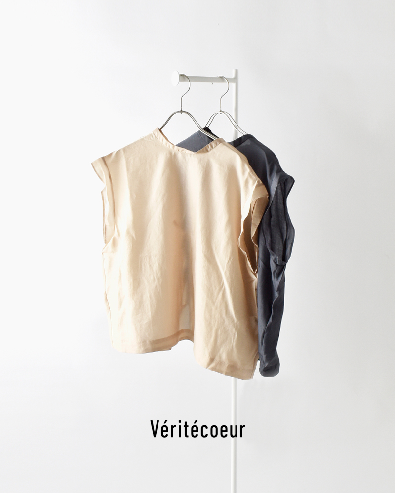 Veritecoeur ヴェリテクール　バックボタン　フレンチスリーブブラウス Veritecoeur ヴェリテクール バックボタンフレンチスリーブ