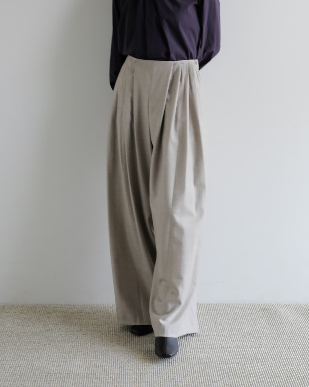support surface(サポートサーフェス)ウール タック フレアパンツ fpd27a141-tko0238  秋冬