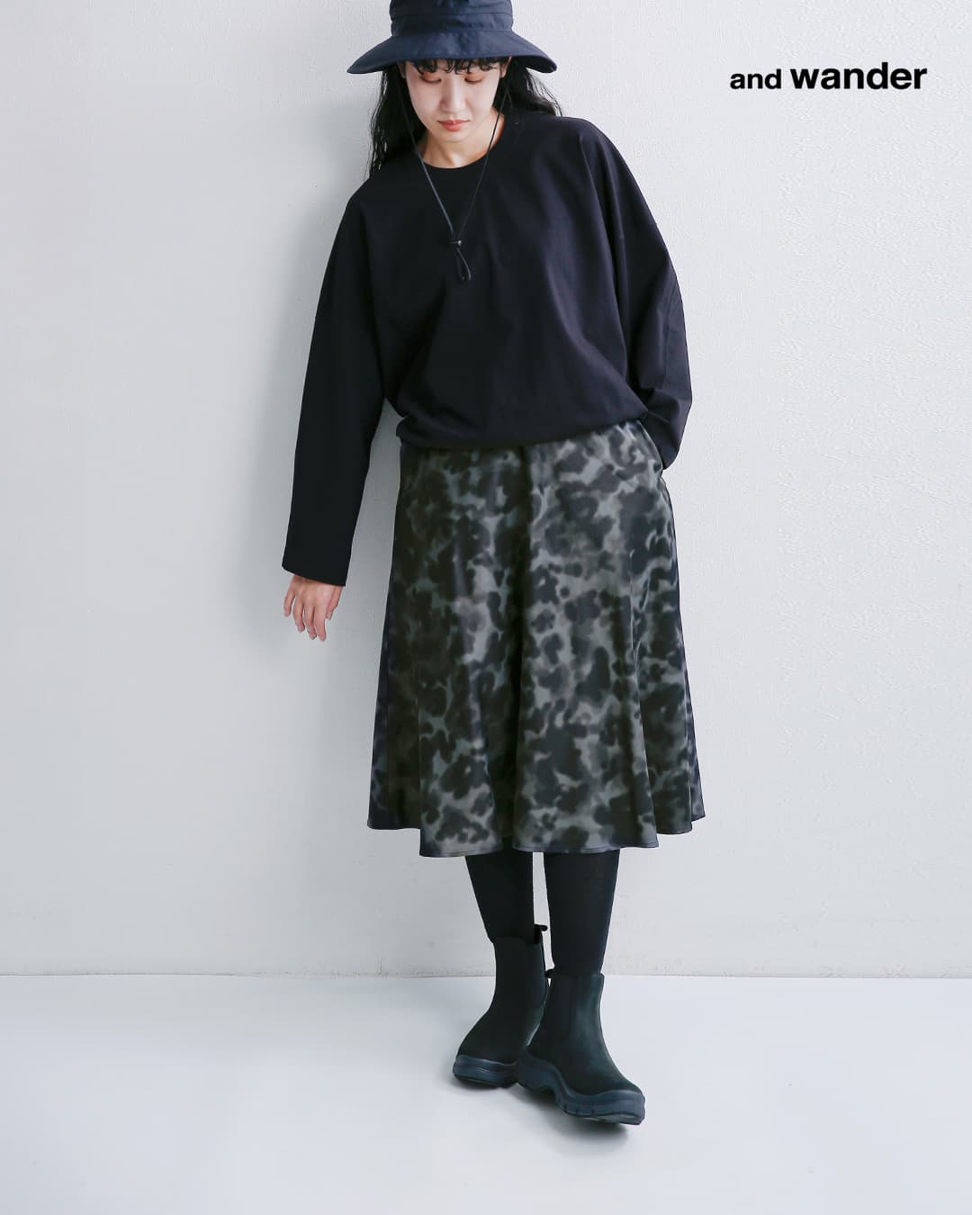 and wander(アンドワンダー)プリント サテン スカート printed satin skirt 574-6282120