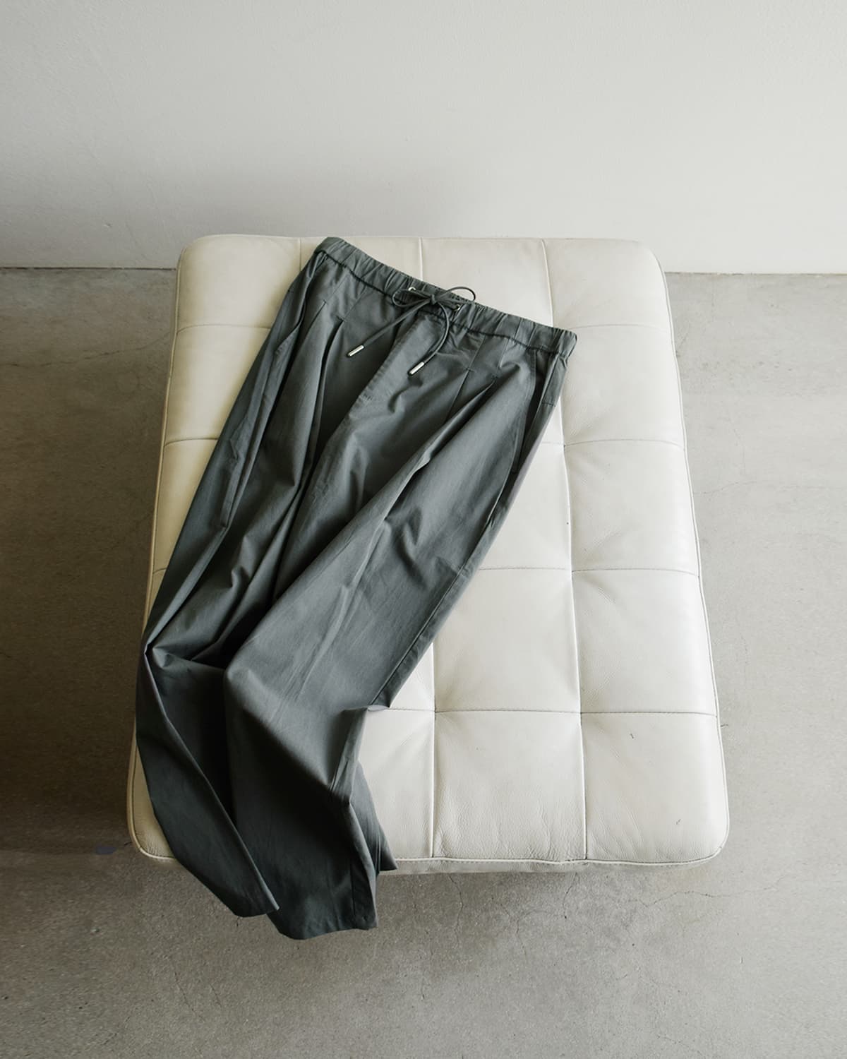 Studio Doe(スタジオドー)ドローストリング 2タックトラウザーズパンツ Drawstring Two-tuck Trousers dn-264bdp08
