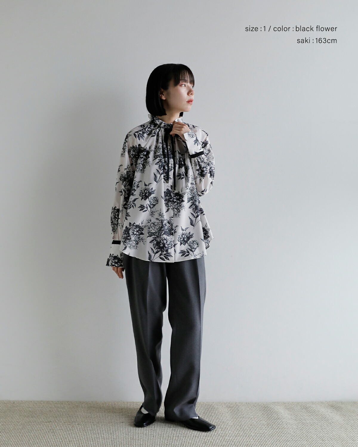 support surface(サポートサーフェス)モノクローム フローラルプリント フリルネック シャツ fcd27a351-dv0234