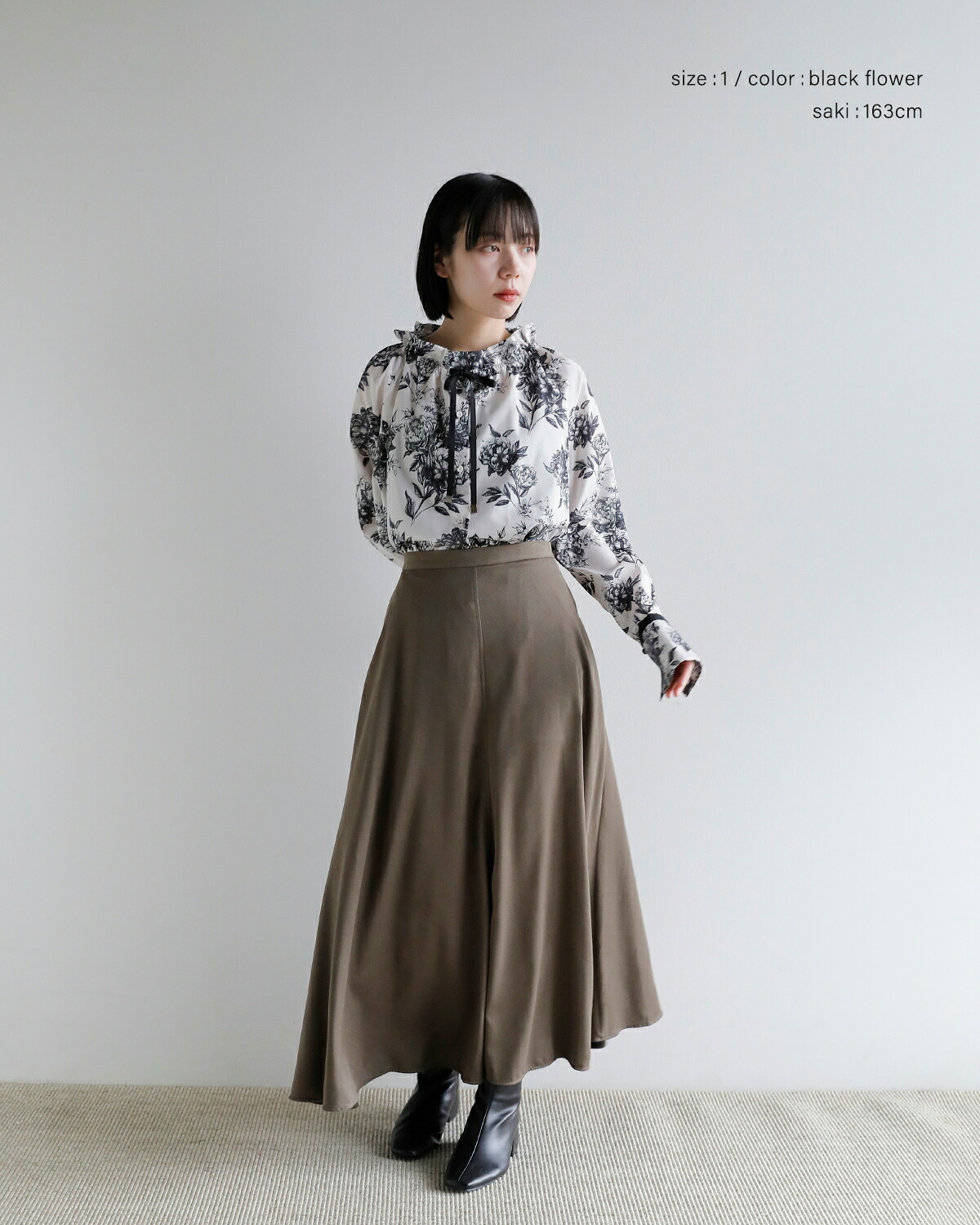 support surface(サポートサーフェス)モノクローム フローラルプリント フリルネック シャツ fcd27a351-dv0234