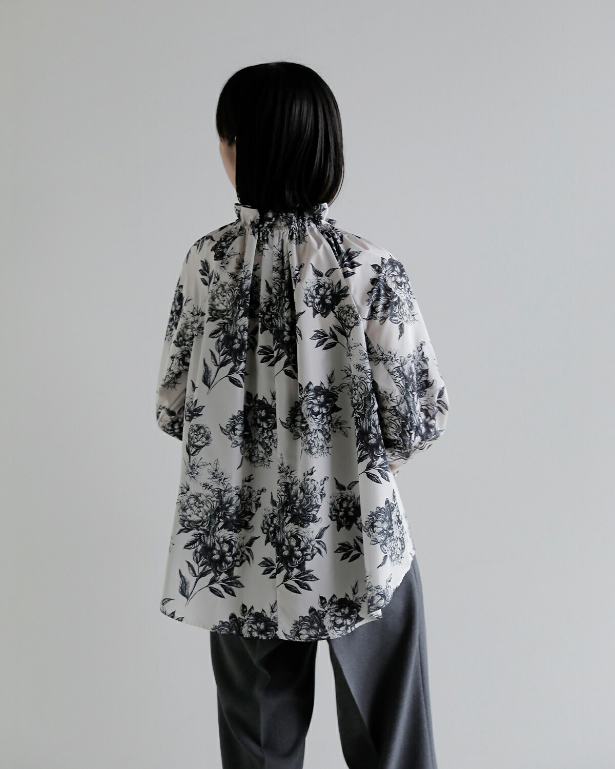 support surface(サポートサーフェス)モノクローム フローラルプリント フリルネック シャツ fcd27a351-dv0234