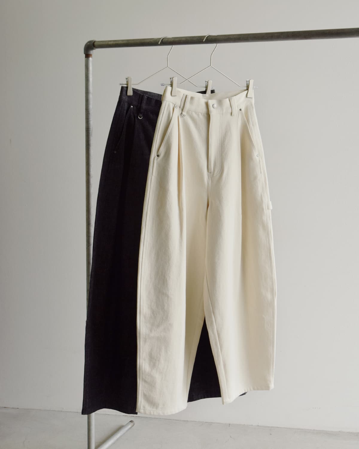 Hella(ヘラ)タックコクーンデニムパンツ h263-31