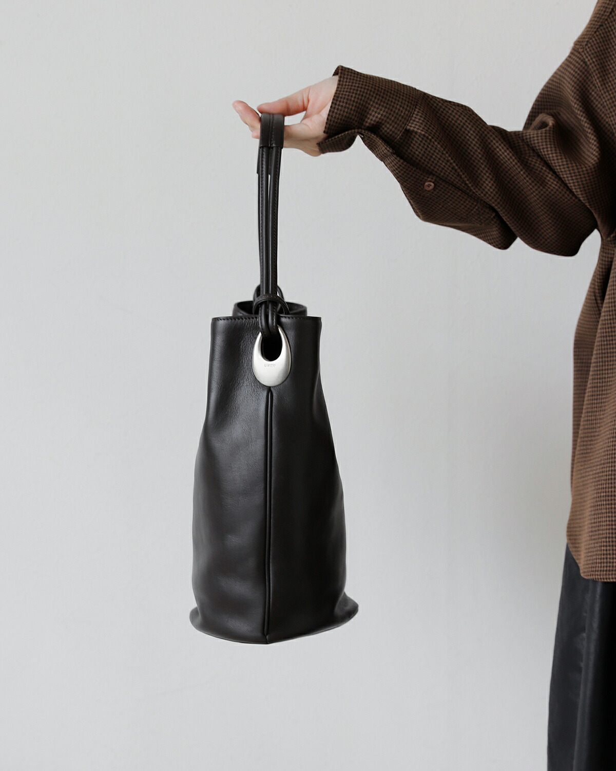 Atelier de LUMEN(アトリエ ド ルメン)カウレザー バケットバッグ COLLEN BUCKET BAG lll6f96