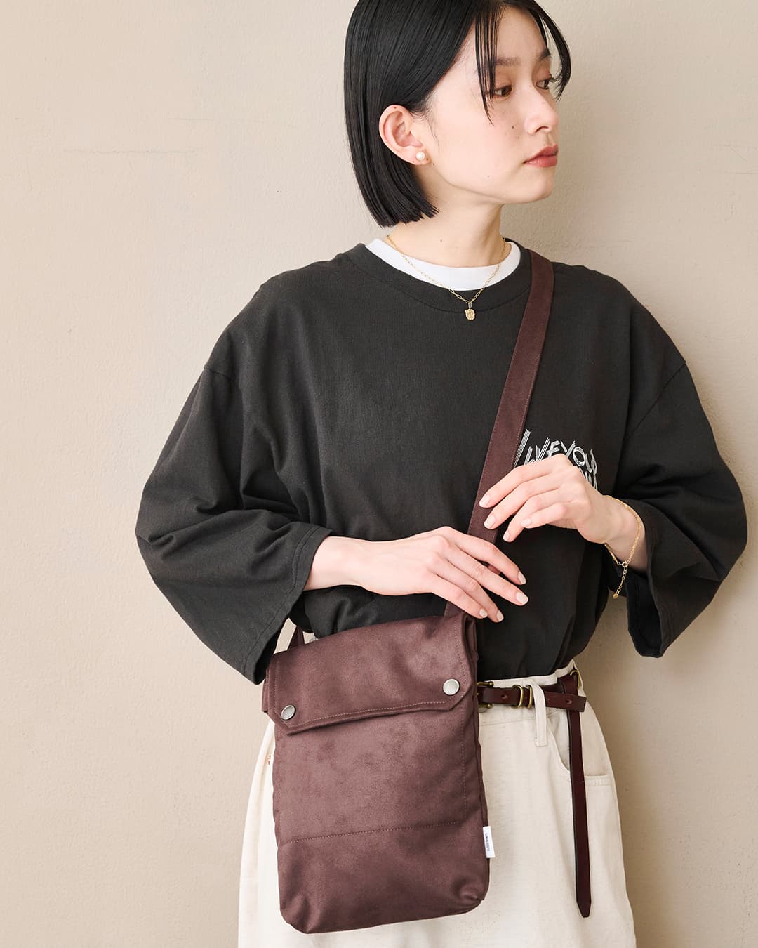 KHA:KI(カーキ)スエードライク バーティカル サコッシュ SUEDE VERTICAL SACOCHE mil26sbg3049