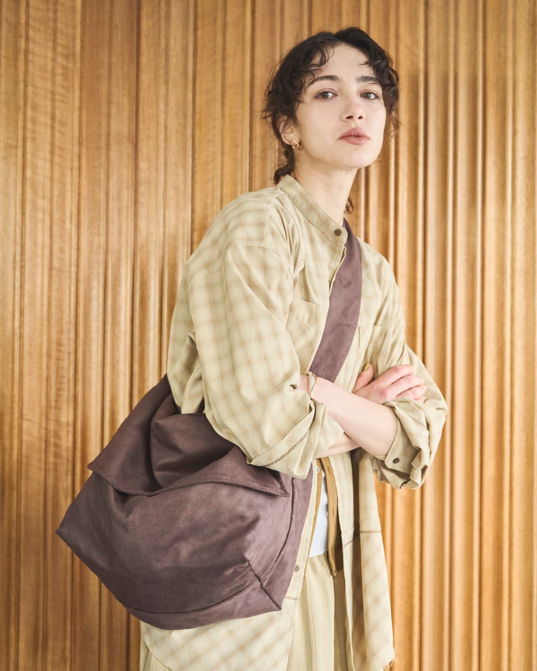 KHA:KI(カーキ)スエードライク ショルダー ニュースペーパーバッグ SUEDE NEWSPAPER BAG mil26sbg3050