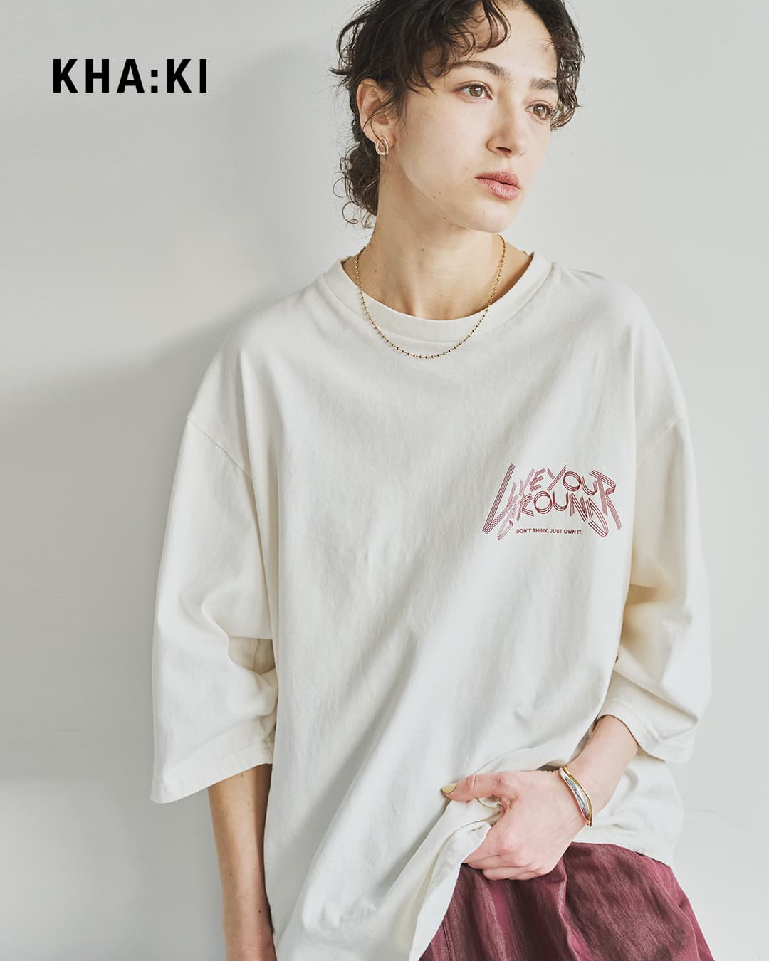 KHA:KI(カーキ)コットン天竺 プリント 7分袖Tシャツ LIVE YOUR GROUND / E.G.B.A mil26scs3506-7