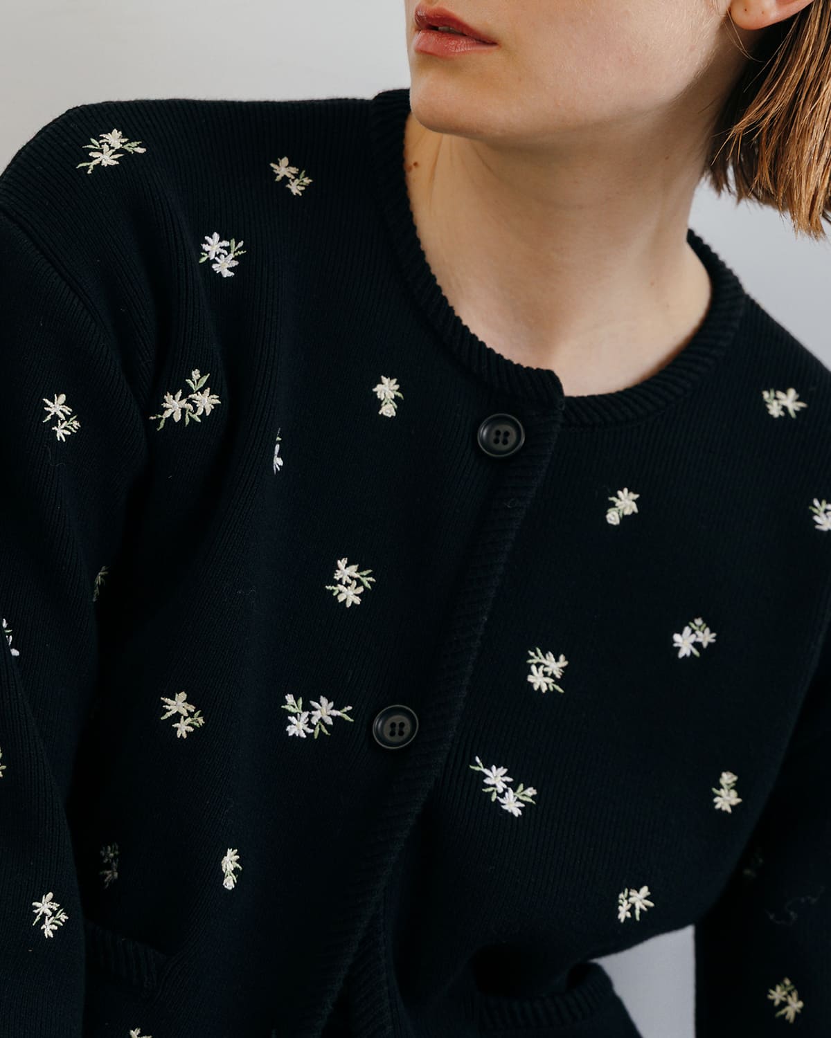 CREDONA(クレドナ)フラワー刺繍春ニットカーディガン伸縮性高密度張り感家庭洗濯華やかFLOWEREMBROIDERYCD 1426111017-0