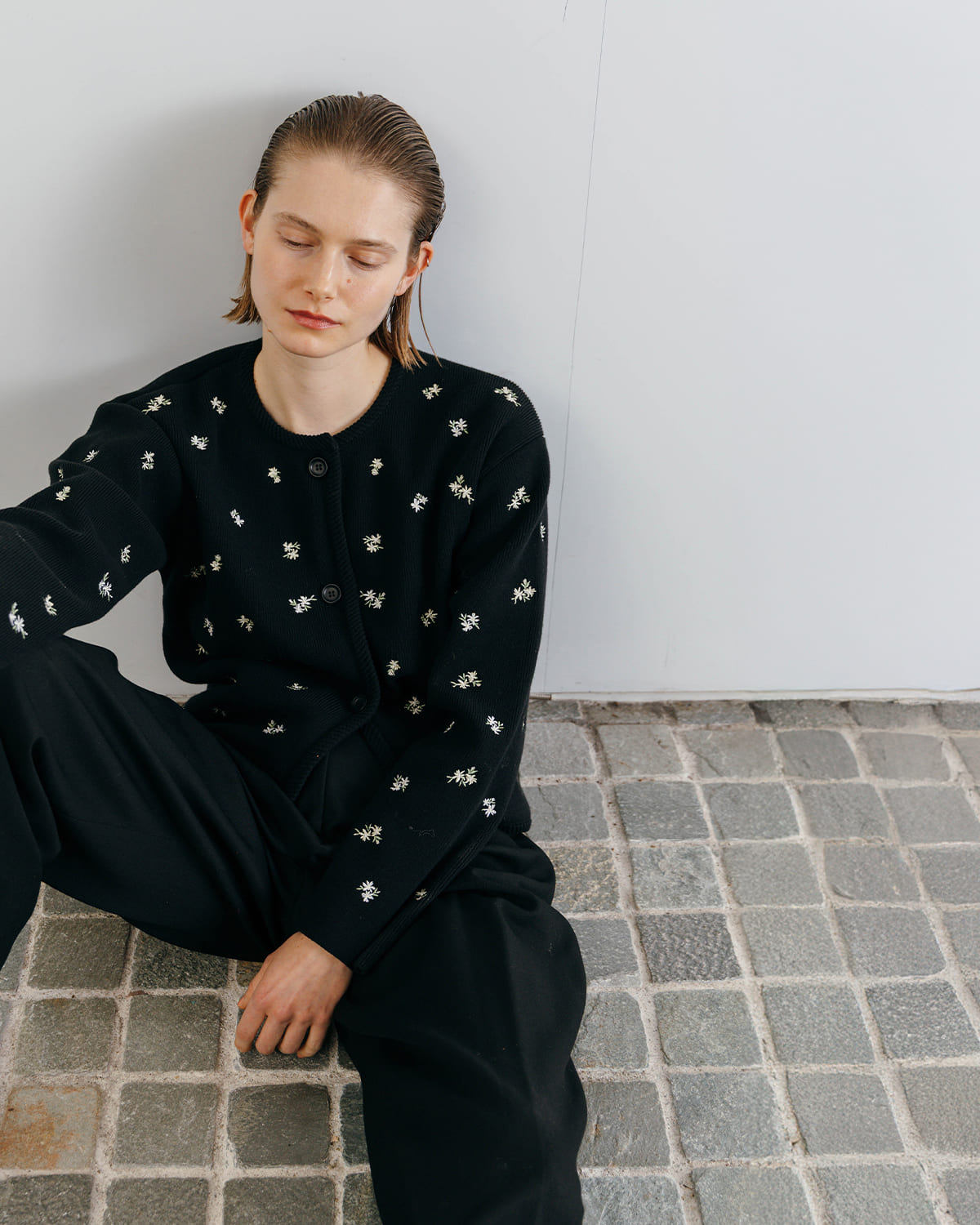 CREDONA(クレドナ)フラワー刺繍春ニットカーディガン伸縮性高密度張り感家庭洗濯華やかFLOWEREMBROIDERYCD 1426111017-0