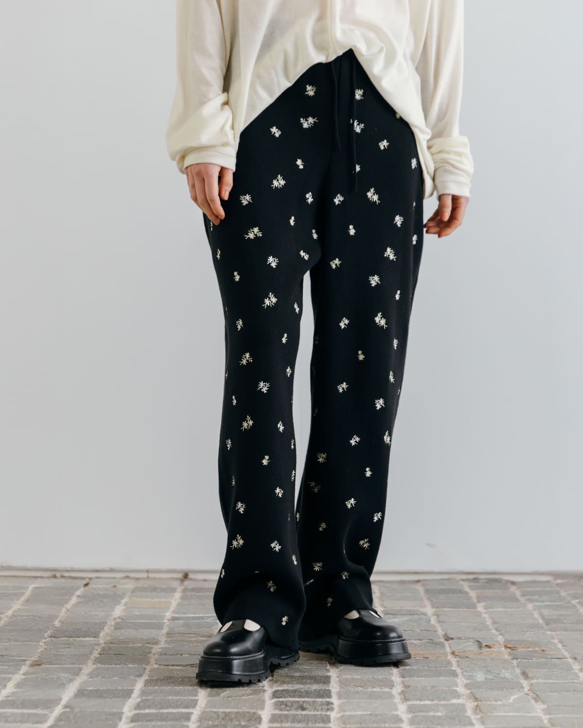 CREDONA(クレドナ)フラワー刺繍ニットパンツFLOWEREMBROIDERYKNITPANTS 1426120019-0