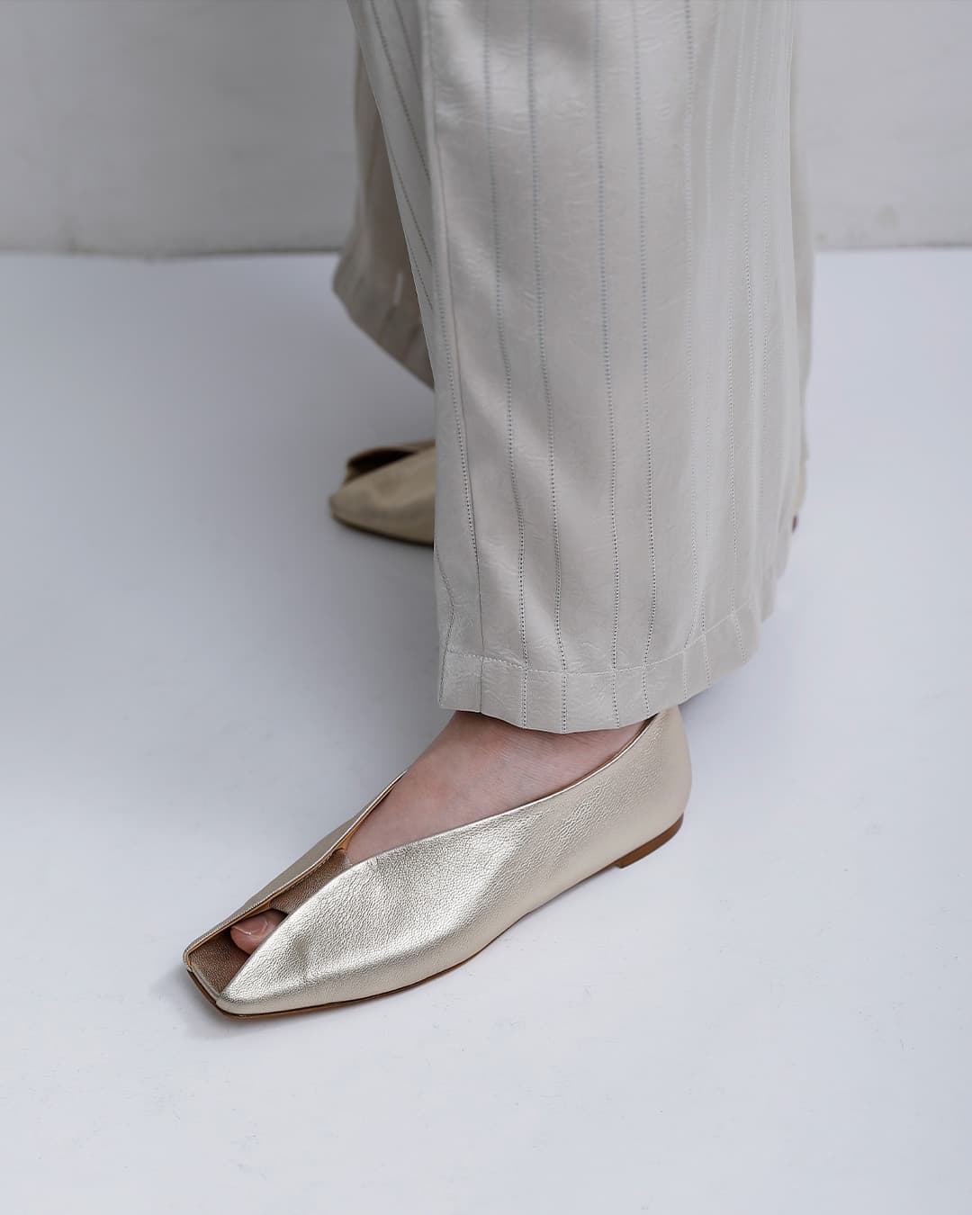 HENRI EN VARGO(ヘンリエンヴァーゴ)レザー オープントゥ パンプス “Cattleya” 261096