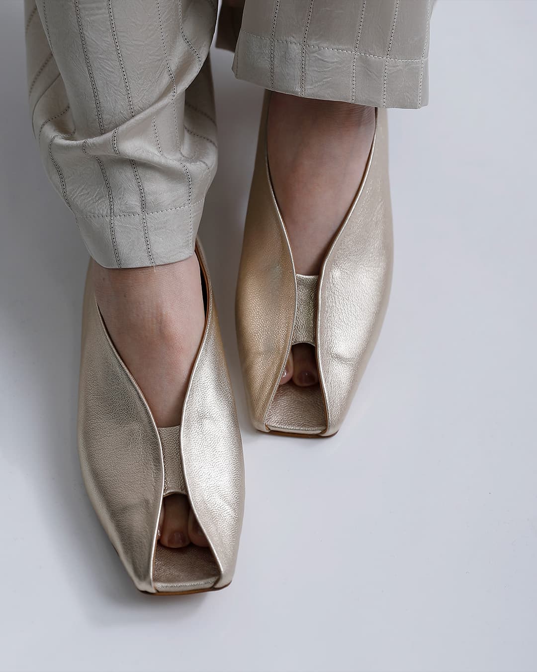 HENRI EN VARGO(ヘンリエンヴァーゴ)レザー オープントゥ パンプス “Cattleya” 261096