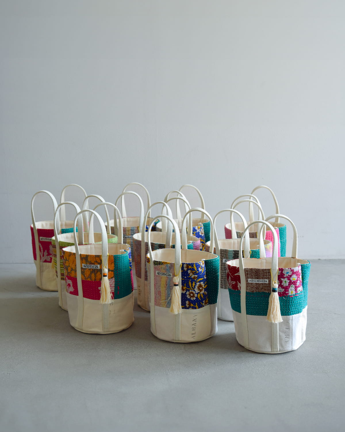 ARTE POVERAコットンリネン インドキルトラリー フランスシーツMIX ラウンドバッグ Mサイズ 26sp47