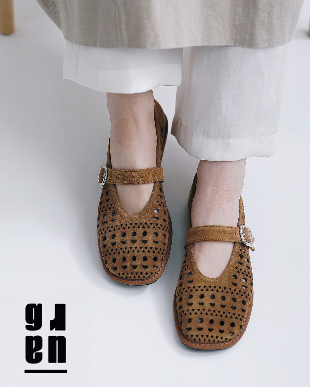 GRAIN(グレイン)カウレザー レースデザイン ストラップフラットシューズ 26ssgr009