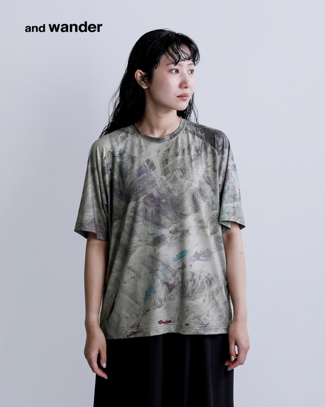 and wanderグラフィック 半袖Tシャツ ALTRA×and wander graphic SS T 574-6164502