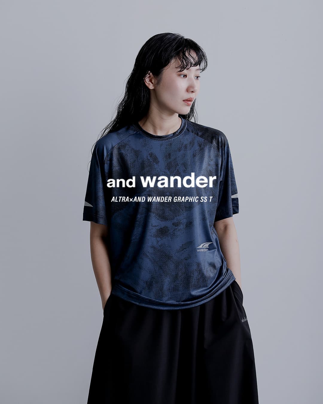 and wanderグラフィック 半袖Tシャツ ALTRA×and wander graphic SS T 574-6164502