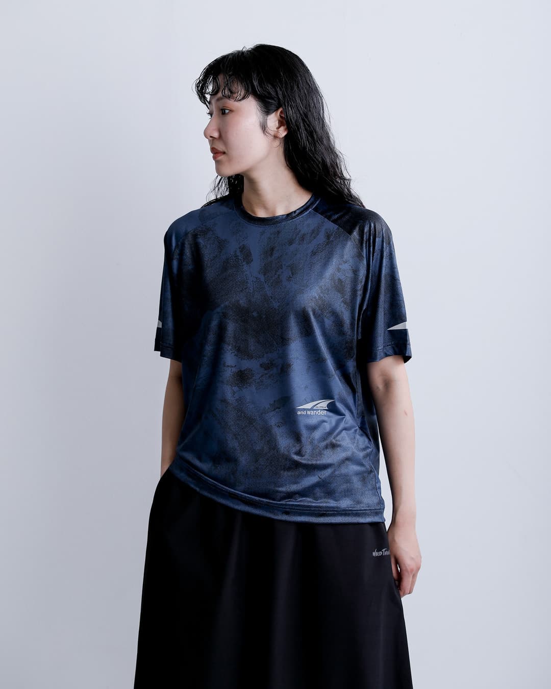 and wanderグラフィック 半袖Tシャツ ALTRA×and wander graphic SS T 574-6164502