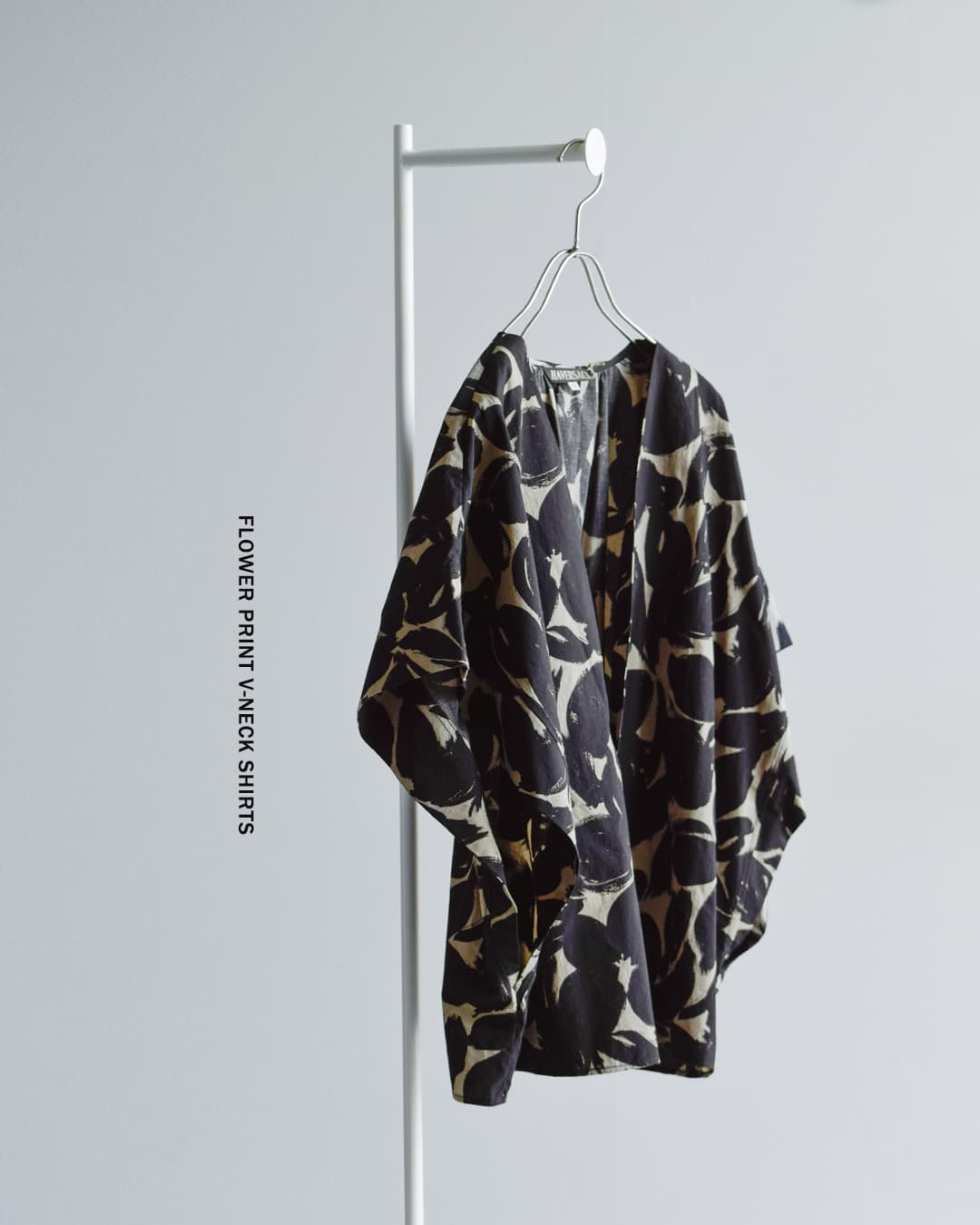 HAVERSACK(ハバーサック)ブラッシュドフラワープリント Vネックシャツ 622629