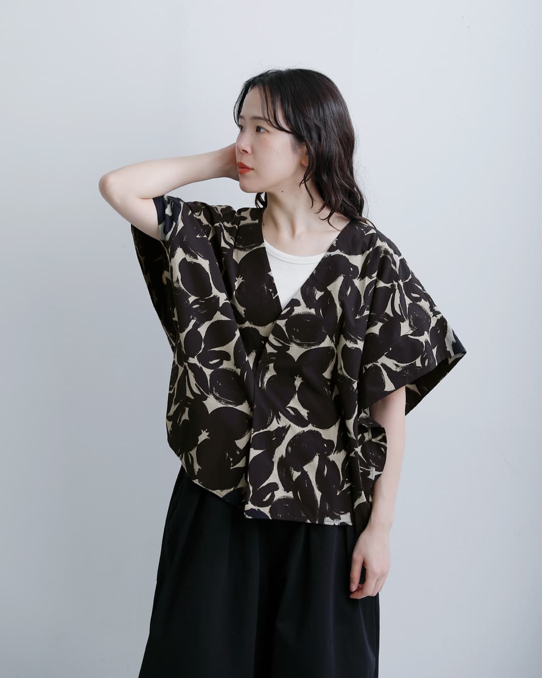 HAVERSACK(ハバーサック)ブラッシュドフラワープリント Vネックシャツ 622629