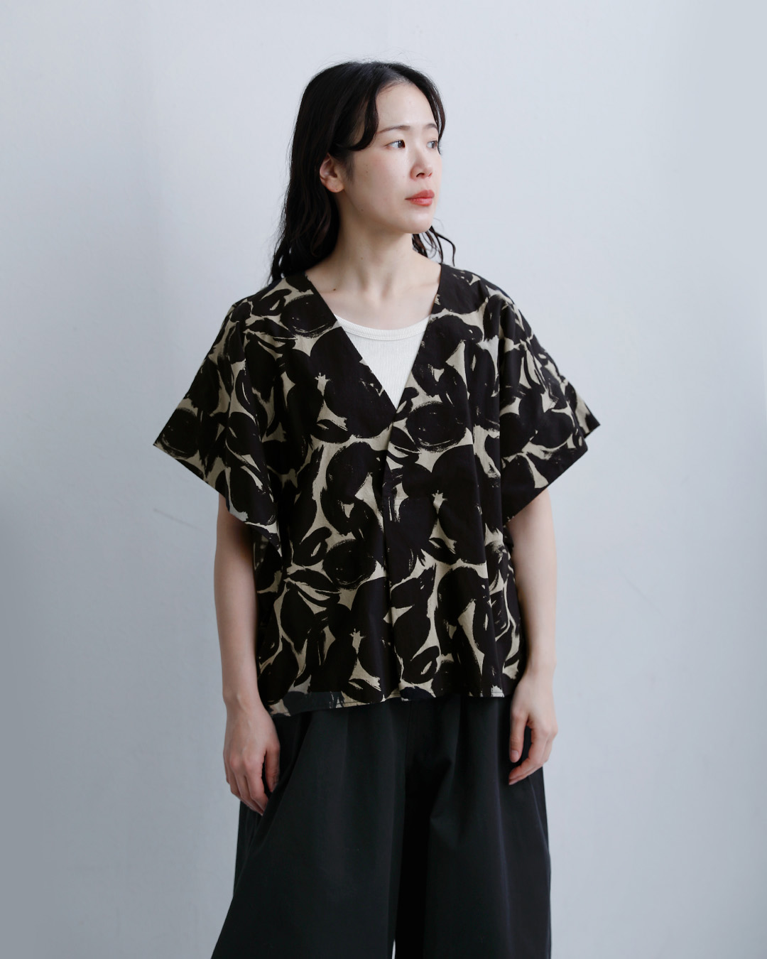 HAVERSACK(ハバーサック)ブラッシュドフラワープリント Vネックシャツ 622629