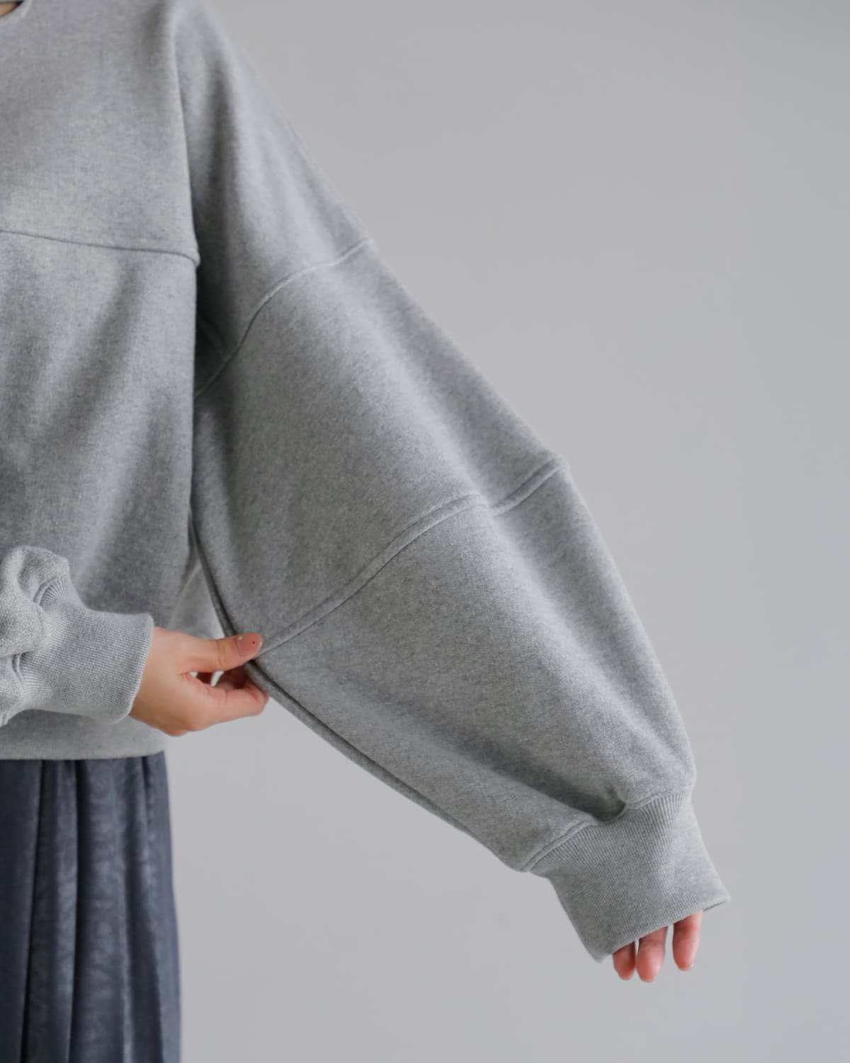 MANOF(マノフ)ムーンスリットスウェットトップス 80105-1053