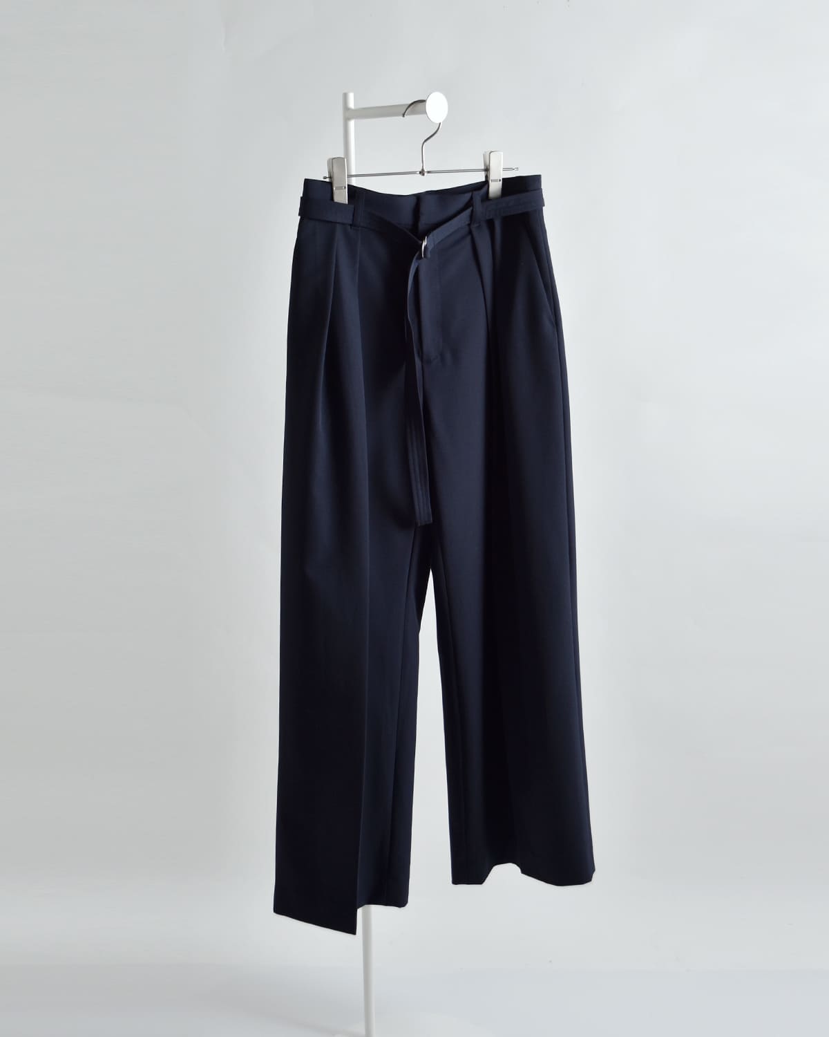 MANOF(マノフ)ベルト付きタックインワイドパンツ 80110-7043