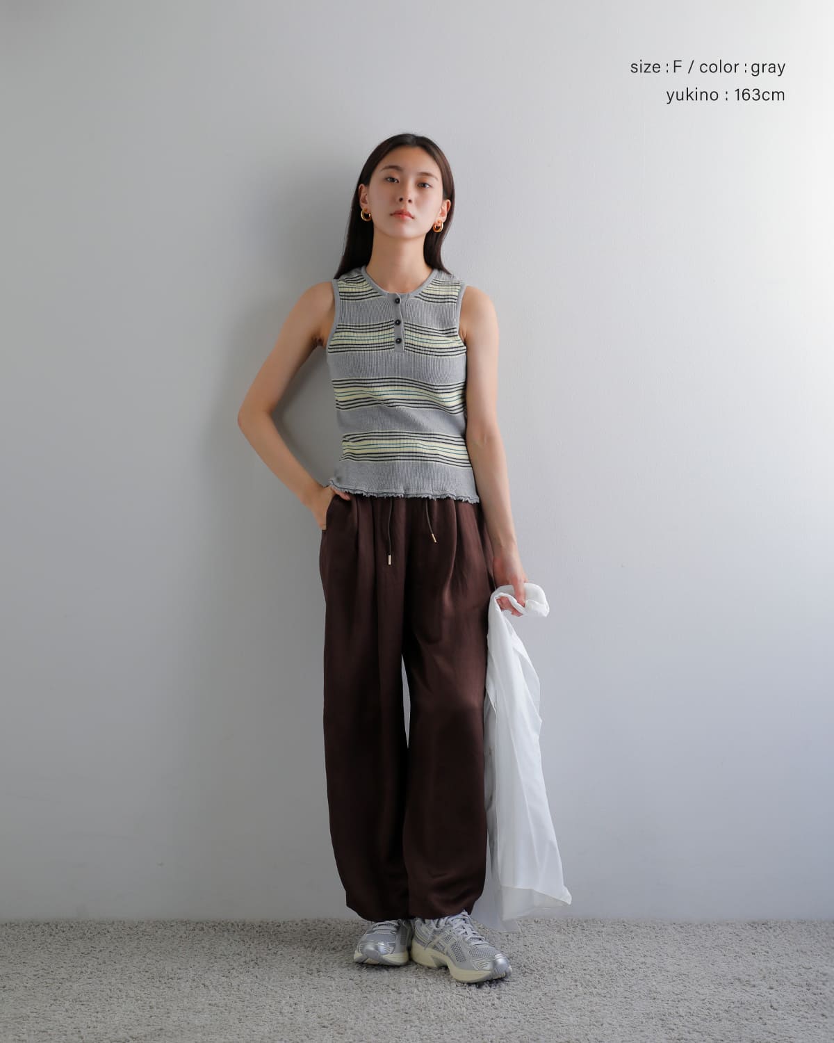 AKANE UTSUNOMIYA(アカネウツノミヤ)コットンノースリーブ裾フリルニットプルオーバー akes-012